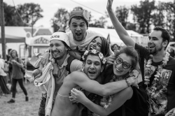 Festivaliers au Chien a Plumes