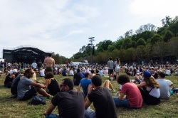 Festivaliers assis dans l'herbe