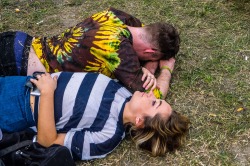 Couple de festivaliers dans l'herbe