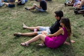 Couple de festivaliers assis dans l'herbe