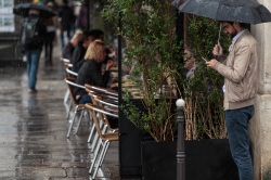 Attente sous la pluie