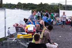 Festivaliers attendant de rentrer sur le camping