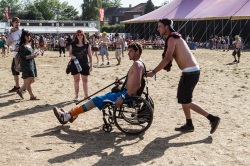 Festivalier en chaise roulante