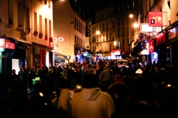 Foule rue de la Roquette