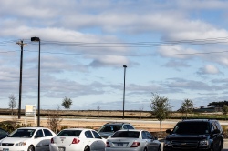 Voitures sur un parking de zone commerciale