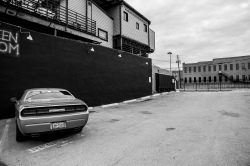 Dodge sur un parking dans Deep Ellum