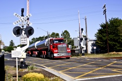 Road train sur un passage a niveau