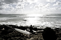 Surfer lisant les vagues