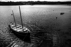 Petit voilier dans le port du Fret