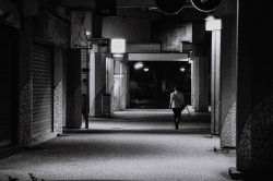 Seule dans les arcades