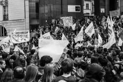 Sur les marches de l'Opéra Bastille