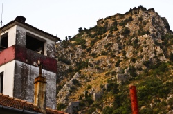 Caserne de pompiers et muraille de Kotor