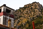 Caserne de pompiers et muraille de Kotor